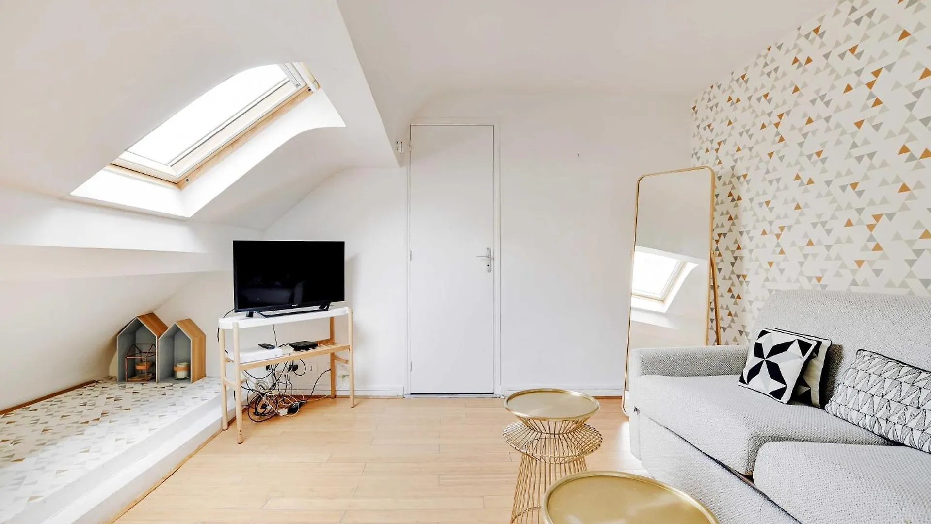 Charming Under Roof Bastille Apartment