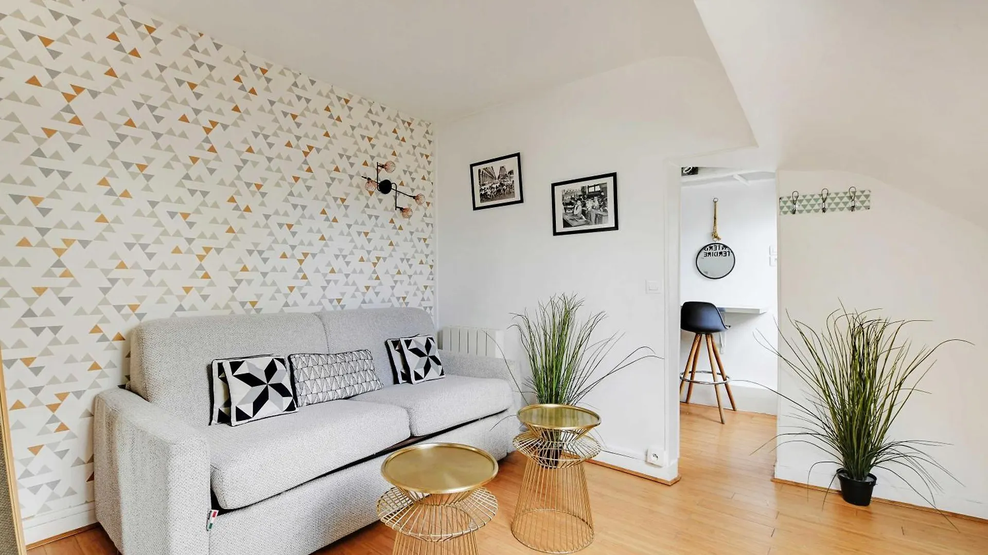 Charming Under Roof Bastille Apartment